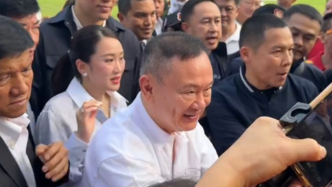 視頻丨泰國前總理他信假釋出獄