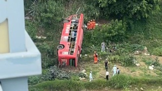 广西梧州发生一起交通事故造成公交车坠翻，车上6人送医治疗