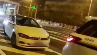 宝妈载娃从未开过高速路慌到停车， 民警：不要怕，有我们在