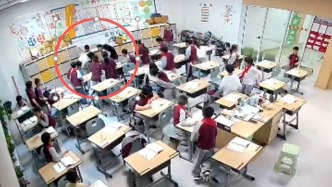 小学生误吞积木，老师施救同学“搬救兵”，默契配合化险为夷