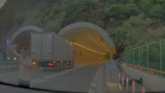 高速上發(fā)現(xiàn)躺臥人員，路過司機(jī)“教科書式”救援：我是消防員，救人義不容辭