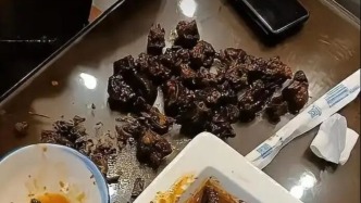 墨江一餐馆一盘黄焖鸡中发现24块鸡头，市监局工作人员：商家已退款，双方已和解