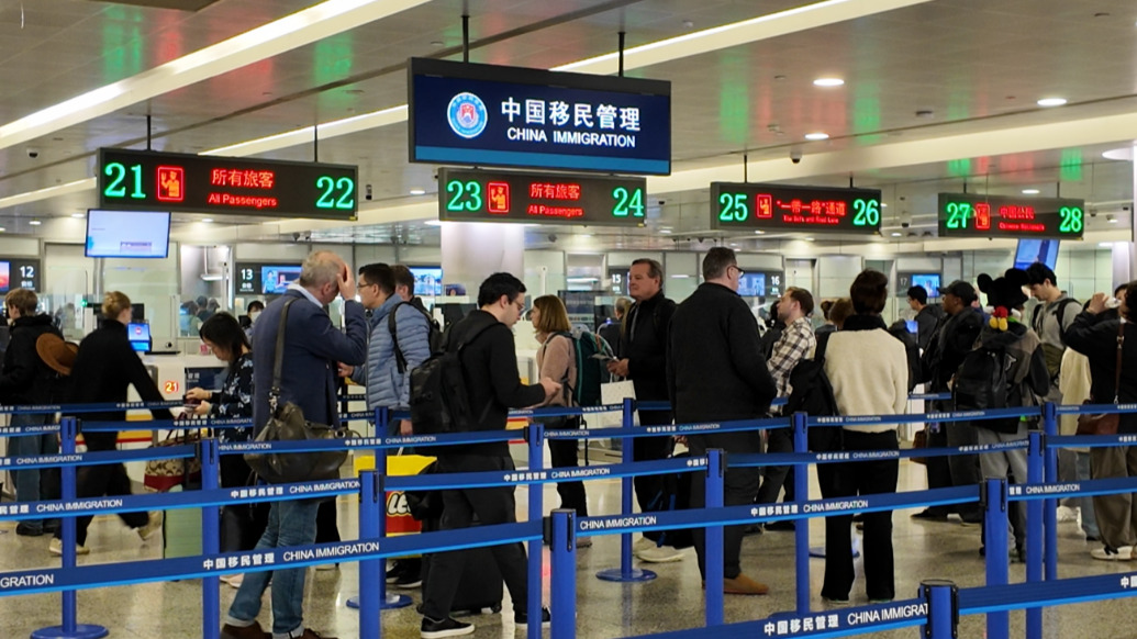 巴西对华免签首日，上海浦东机场口岸迎来首批出境旅客