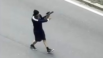 美國街頭突發(fā)無差別槍擊！男子當(dāng)街開火砸車