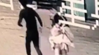 戴口罩男子从背后撞倒女子后逃离，南昌警方：15岁违法行为人正接受调查