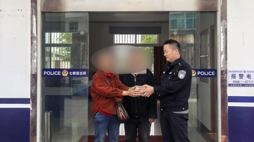 “救命钱”藏在废旧电器中被卖掉，老人着急报警民警帮追回
