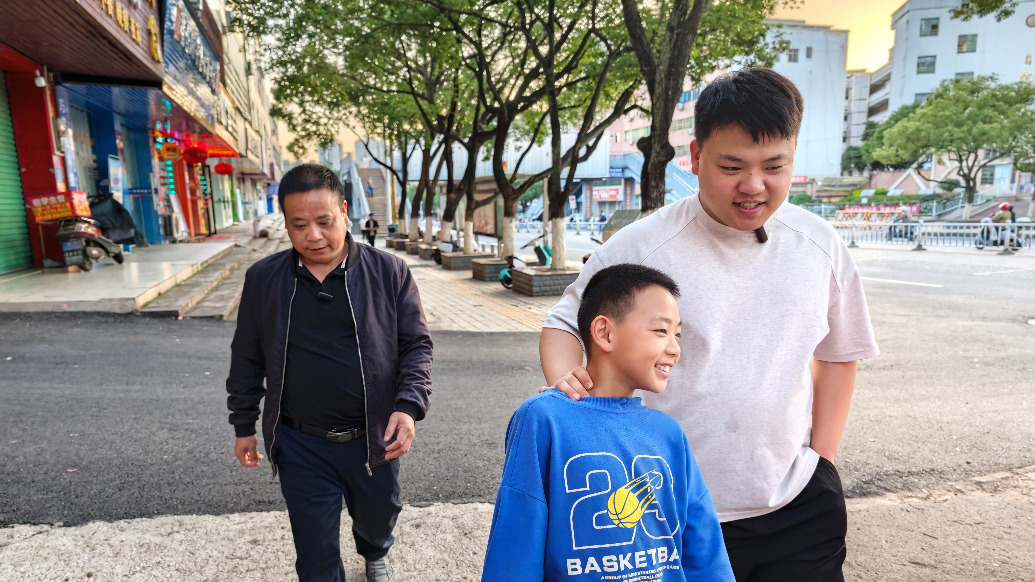 寻亲之后②丨“梅姨案”受害人钟彬回归原生家庭这一年：主动帮家里还债，长胖40斤自称“幸福肥”