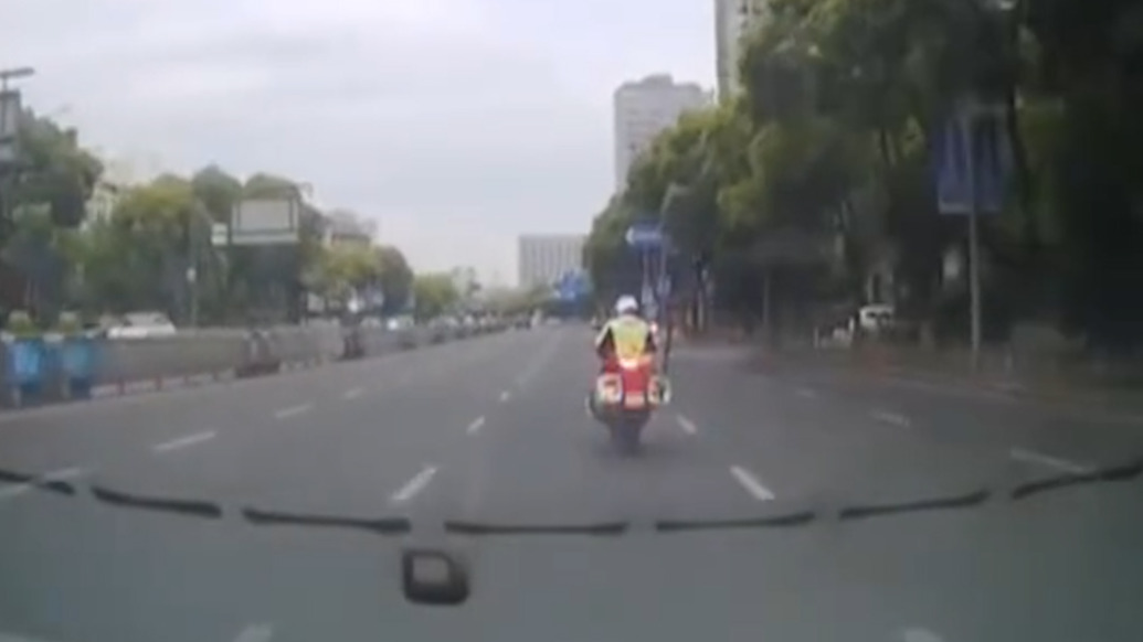 “现在我要闯红灯!”男子在网约车上吐血,司机报警铁骑一路护航