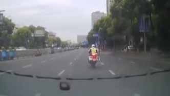 “現(xiàn)在我要闖紅燈！”男子在網(wǎng)約車上吐血，司機(jī)報(bào)警鐵騎一路護(hù)航