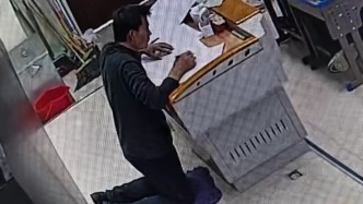 对话｜腰伤后跪着改作业的58岁教师：感动于大家关心，这是我的本职工作