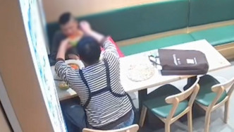 “下次來(lái)還找我”，腦癱顧客就餐，老板這一波操作很暖