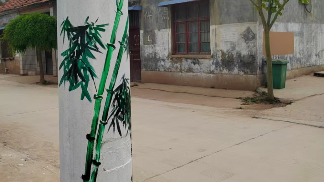 非遗传承人为电线杆“穿花衣”，梅兰竹菊取代小广告