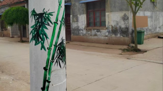 非遺傳承人為電線桿“穿花衣”，梅蘭竹菊取代小廣告