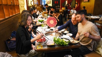 圖說｜吃火鍋喝奶茶端保溫杯，美國人沉浸式體驗(yàn)“中國煙火”