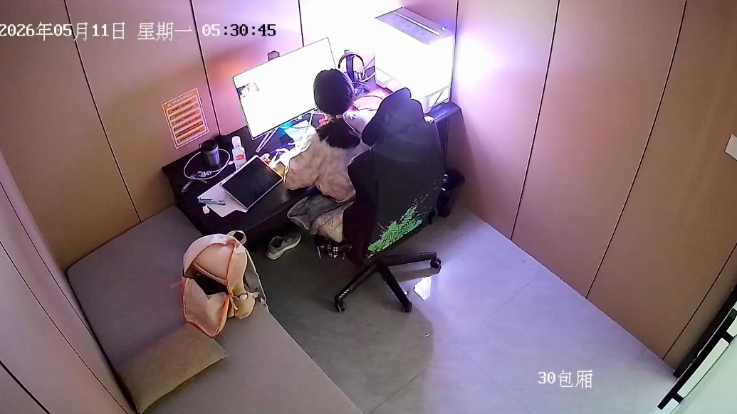 新疆阿勒泰一女生没电脑在电竞馆学习获免单，老板很感动：真来学习的，都免费