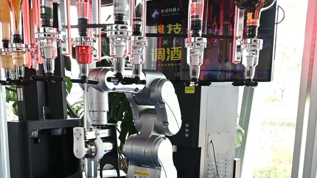从调酒机器人到AI眼镜,跟着记者在上海张江AI商店解锁未来生活