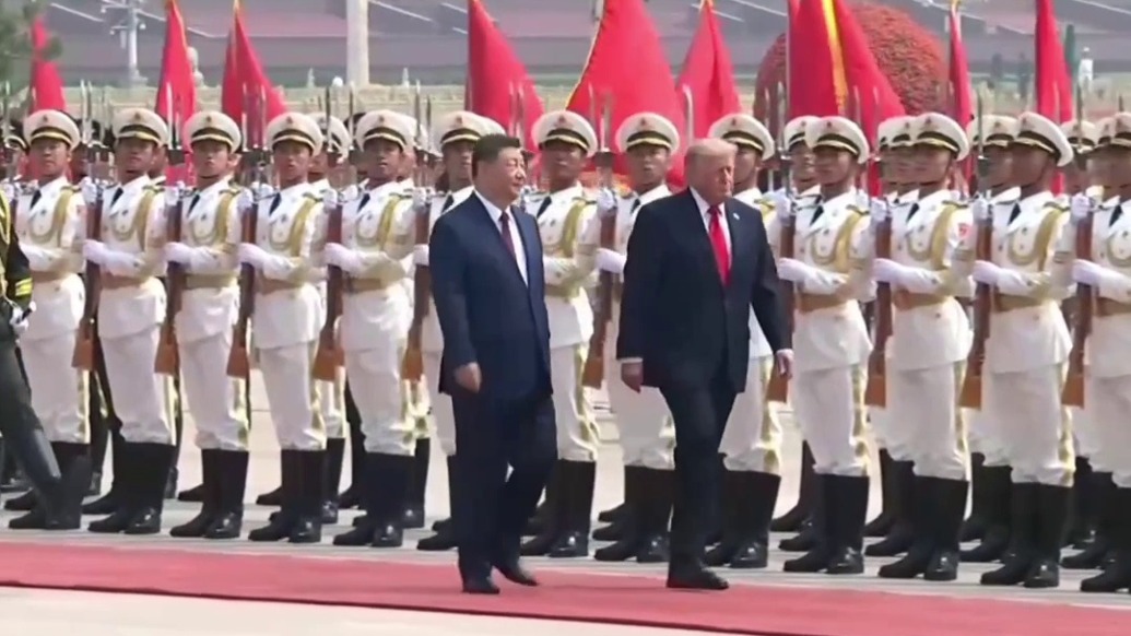 特朗普在习近平陪同下检阅中国人民解放军三军仪仗队