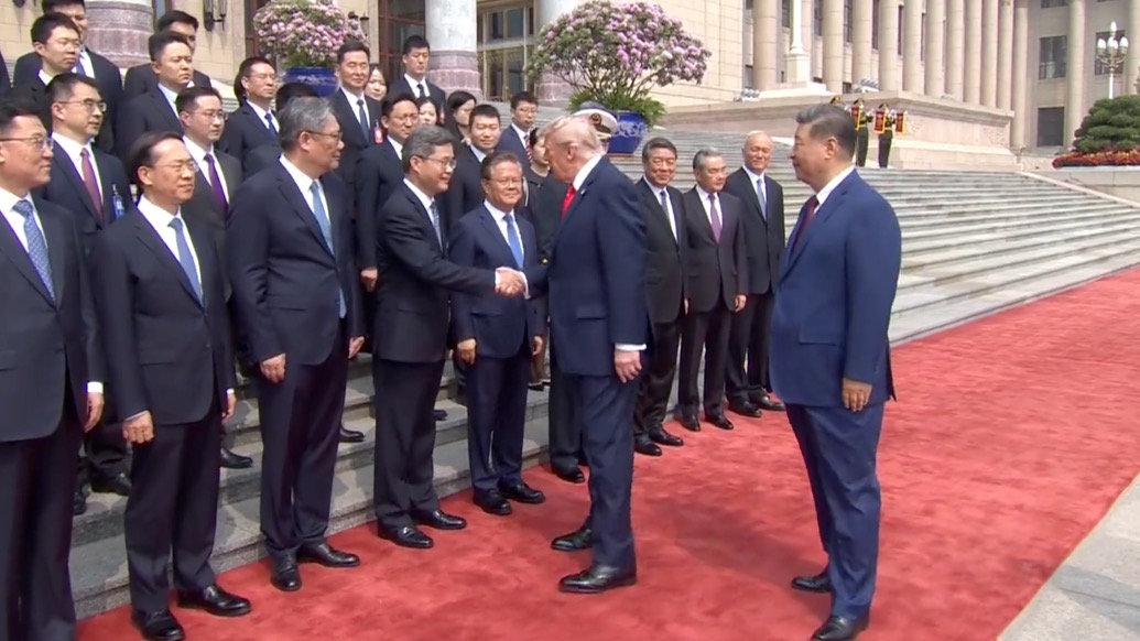 美国总统特朗普与中方人员握手