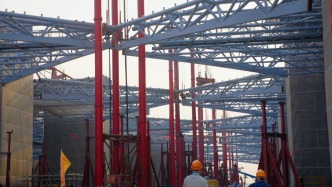 上海东站完成7.4万平方米钢结构屋盖整体提升，预计明年7月具备开通运营条件