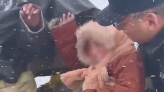 高原突降暴雪，巡邏民警發(fā)現(xiàn)摩托車后座蜷縮的牧民孩童：讓孩子上我們的車