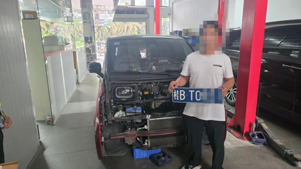 男子用已注銷舊車牌進出停車場，交警：套牌，記12分罰4000元