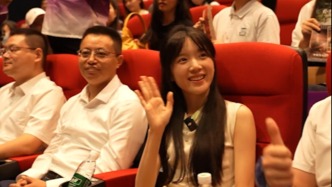 大四学生李思潼携电影《给阿嬷的情书》回校，与校长同框观看