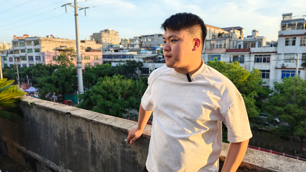 寻亲之后②丨“梅姨案”受害人钟彬回归原生家庭这一年：主动帮家里还债，长胖40斤自称“幸福肥”