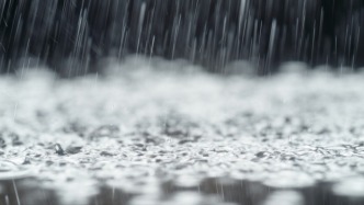 广州两区暴雨预警信号升级至红色，广东部分铁路列车停运