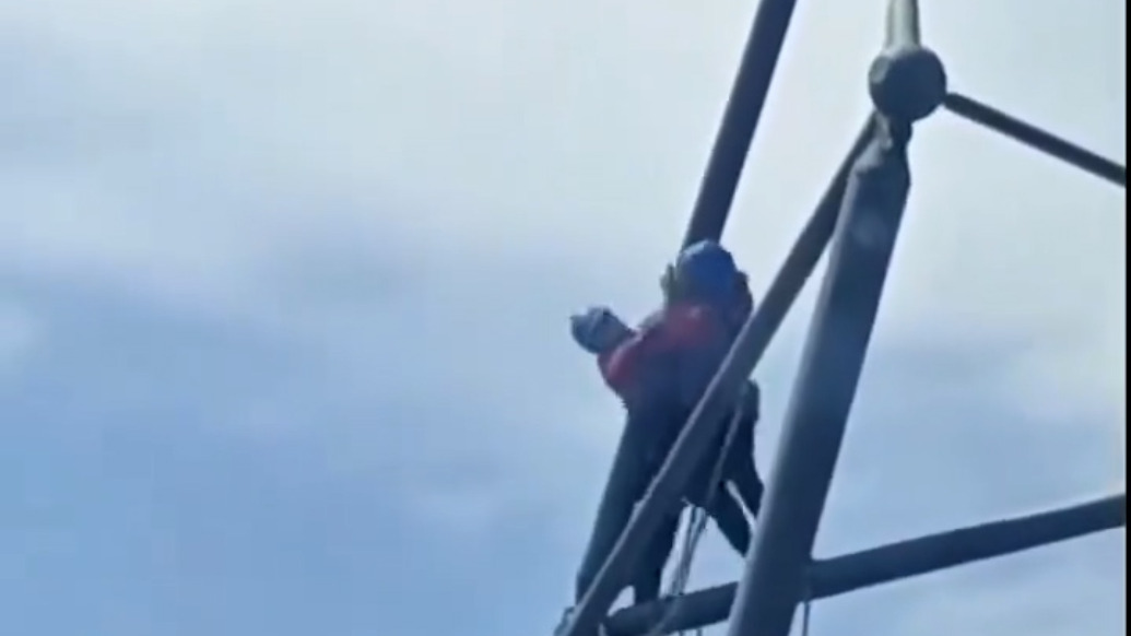 两工人高空作业时起争执，一人被推下钢架，所幸佩戴安全绳未坠地