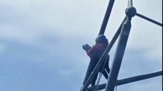 兩工人高空作業(yè)時起爭執(zhí)，一人被推下鋼架，所幸佩戴安全繩未墜地