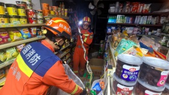 一條蛇藏身紙箱居民以為是假的，消防緊急抓捕確定為毒蛇