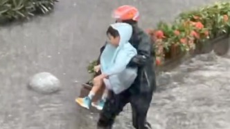 您的騎手正在“撈娃”！小孩暴雨中摔倒被水沖走，外賣小哥火速集結(jié)救回