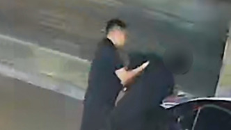民警下班途中慧眼識嫌犯 ，街頭悄悄跟上抓捕藏匿已久的嫌疑人
