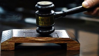 廣東一女子因和男友爭(zhēng)執(zhí)將燒烤爐從二樓扔下，一審被判緩刑