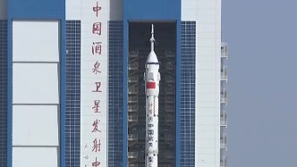 神舟二十三号载人飞船与长征二号F遥二十三运载火箭组合体开始向发射区转运