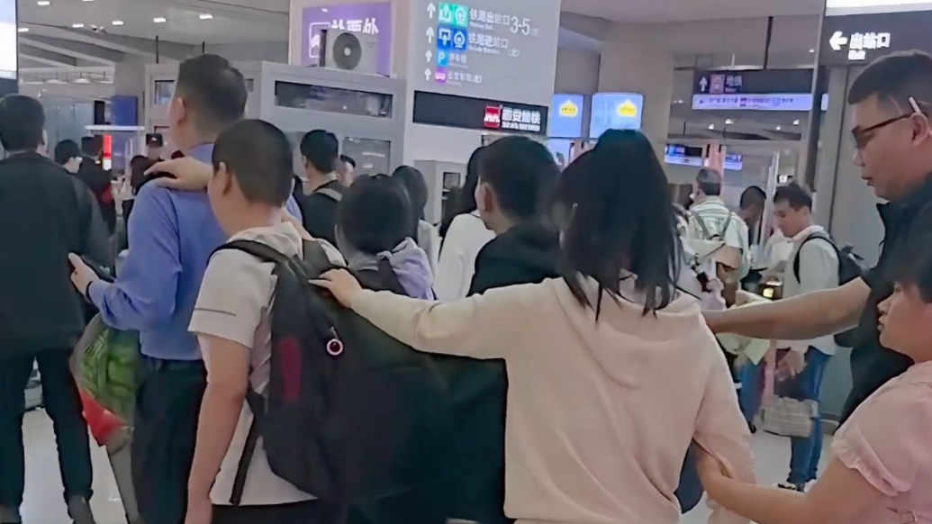 肩搭着肩！西安铁路工作人员暖心护航6位视障旅客换乘出行
