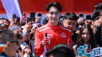 环塔日记｜张艺兴现身2026环塔开幕式，为车手加油