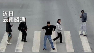 视频丨斑马线上跳舞拍视频，警方火速查处
