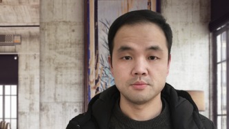 一个悬疑小说家“迟到”出场
