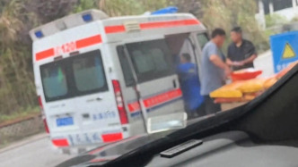 120急救车疑似运输化肥？重庆巫溪卫健委：是乡镇医院的急救车，正在进行调查