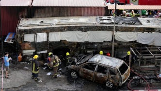 現(xiàn)場畫面觸目驚心！泰國火車與巴士相撞已造成至少8死32傷