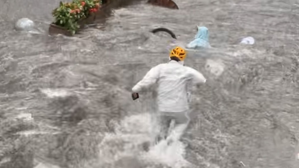 男孩暴雨天被湍急水流冲走，外卖骑手合力救人获表彰