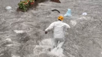 男孩暴雨天被湍急水流沖走，外賣騎手合力救人獲表彰