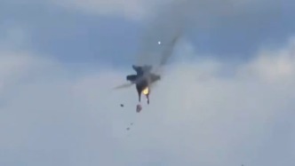 美軍2架戰(zhàn)機(jī)相撞瞬間：在空中長時(shí)間緊貼，四名機(jī)組人員跳傘
