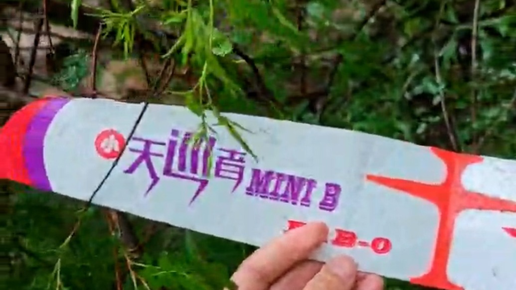 探访山西左权载学生的公交车侧翻现场：现场遗留有航模、眼镜、零食等