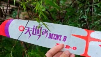 探访山西左权载学生的公交车侧翻现场：现场遗留有航模、眼镜、零食等