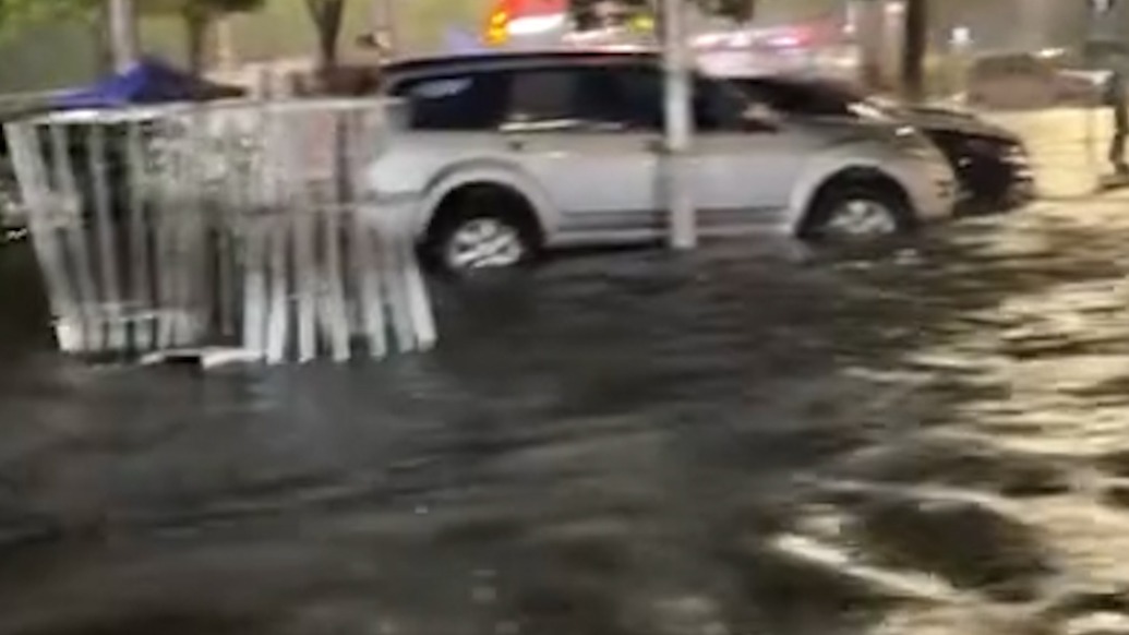 因天气影响湖北荆州火车站部分列车临时停运，沙市机场航班运行正常