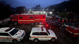 广西环江过桥车辆坠河致2人遇难8人失联：河水未消退且浑浊，搜救难度大