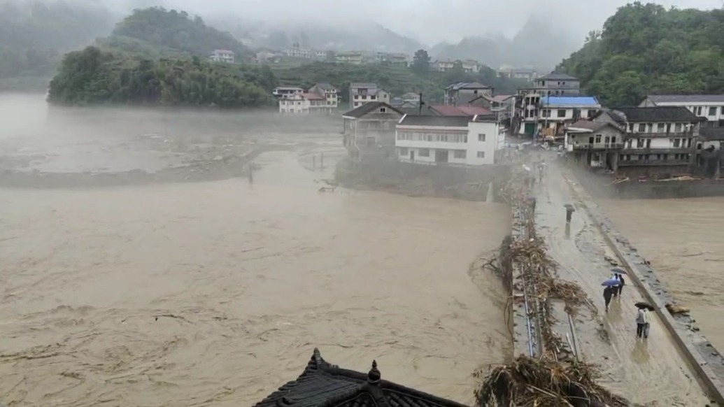 湖南常德石门县遭遇极端暴雨,当地居民:洪水漫过泥市大桥淹到二楼,被困人员早上已救出