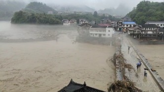 湖南常德石门县遭遇极端暴雨，当地居民：洪水漫过泥市大桥淹到二楼，被困人员早上已救出
